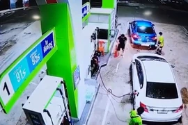 Đối tượng ngáo đá hung hăng chạy vào cây xăng cướp xe ô tô