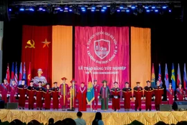 Không có quy định cấm hiệu trưởng cầm quyền trượng trong lễ trao bằng