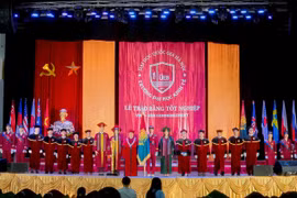 Không có quy định cấm hiệu trưởng cầm quyền trượng trong lễ trao bằng