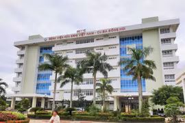 Nhân viên y tế “dứt áo” bệnh viện công