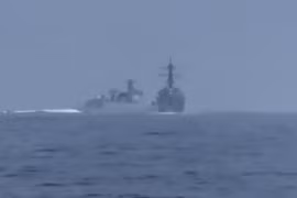 Video: Tàu chiến Mỹ và Trung Quốc suýt va chạm ở eo biển Đài Loan