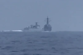 Video: Tàu chiến Mỹ và Trung Quốc suýt va chạm ở eo biển Đài Loan