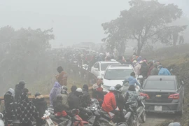 Ùn tắc đường lên Mẫu Sơn vì quá nhiều người đi ngắm băng giá