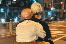 Hành động ngọt ngào của cặp đôi trên đường phố Sài Gòn khiến dân mạng phấn khích