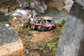 Hiện trường vụ xe khách bị lật, lao xuống vực ở Đà Nẵng