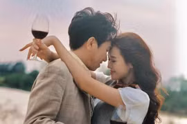 Diễn viên Anh Đức "xả ảnh" với vợ sắp cưới kém 12 tuổi