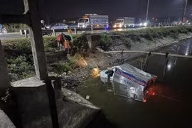 Tai nạn giao thông liên hoàn, xe tải mất lái lao thẳng xuống nước