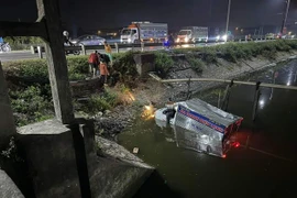 Tai nạn giao thông liên hoàn, xe tải mất lái lao thẳng xuống nước