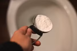 Người dùng chia sẻ cách thông bồn cầu tắc chỉ với 5.000 đồng