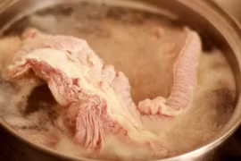 Có nên chần thịt qua nước sôi trước khi chế biến?