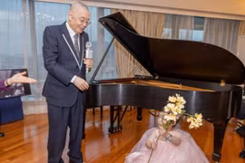 Nghệ sĩ Lưu Thi Côn 85 tuổi lần đầu khoe con trai 3 tháng tuổi