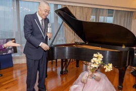 Nghệ sĩ Lưu Thi Côn 85 tuổi lần đầu khoe con trai 3 tháng tuổi