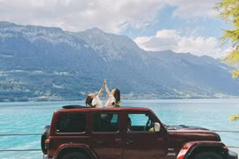 Đôi bạn đưa nhau đi 19 quốc gia kỉ niệm 18 năm tình bạn