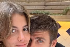 Pique công khai bạn gái sau 7 tháng chia tay Shakira