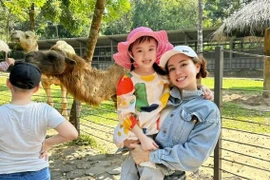 Vy Oanh xả kho loạt ảnh du xuân cùng gia đình