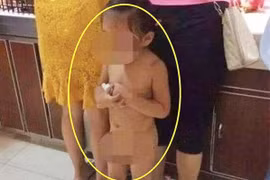 Bức xúc hình ảnh người mẹ dẫn con gái không mặc gì đi siêu thị 