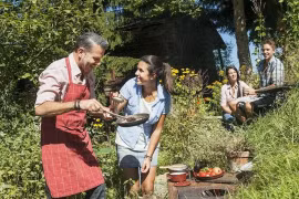 Ngoài 50 tuổi, bạn cần giữ quan hệ tốt với những người này