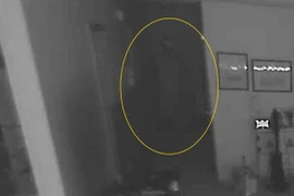 Chuyển đến nhà mới được 2 năm, cặp vợ chồng 'sởn tóc gáy' 