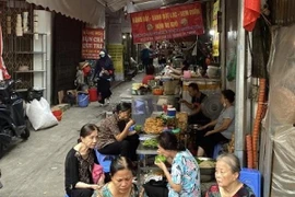 “Siêu ngõ ẩm thực” chợ Đồng Xuân với… 50.000 đồng