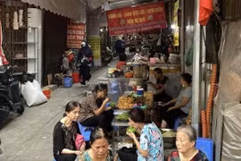 “Siêu ngõ ẩm thực” chợ Đồng Xuân với… 50.000 đồng