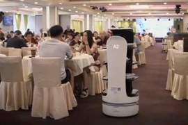 Video: Thiếu nhân viên, nhà hàng New York mua robot phục vụ khách