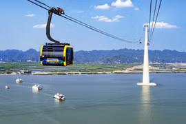 Giá vé đi cáp treo ra Cát Bà giảm một nửa