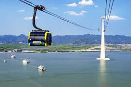 Giá vé đi cáp treo ra Cát Bà giảm một nửa