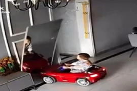 Ô tô đồ chơi đâm vào chiếc gương, cậu bé hành động cực thông minh