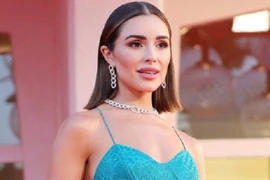 "Mỹ nhân gợi cảm nhất TG" bị yêu cầu mặc thêm áo ở sân bay