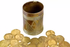 Phát hiện kho tiền vàng dưới sàn gỗ nhà bếp ở Anh 