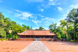 Chính điện bằng gỗ lớn nhất Việt Nam: Nội thất đều được dát vàng