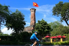 Tận hưởng kỳ nghỉ, người dân thảnh thơi đạp xe dạo khắp Hà Nội