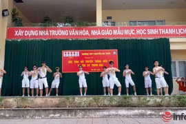 Nhóm nam sinh mặc áo yếm, nhảy trước toàn trường gây 'bão' mạng