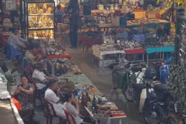 Thăm phiên chợ đồ cổ giữa lòng TPHCM