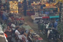 Thăm phiên chợ đồ cổ giữa lòng TPHCM
