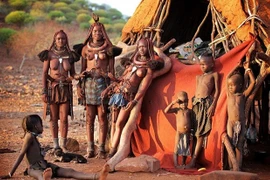 Bộ tộc kì dị nhất thế giới: Đàn ông cho vợ ngủ với khách