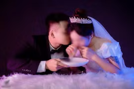 Tung ảnh cưới để đời, cô dâu - chú rể bị chỉ trích thậm tệ 