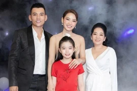 Sao nữ Vbiz ôm theo con riêng đi lấy chồng vẫn được cưng chiều 