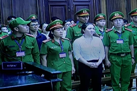 Bà Nguyễn Phương Hằng yêu cầu bà Hàn Ni, ông Văn Sỹ bồi thường đến 500 tỉ đồng