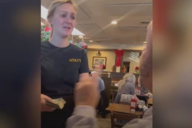 Video: Nữ phục vụ mang thai bật khóc khi được tip 1.300 USD