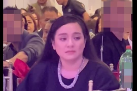 Wendy Phạm khóc nức nở trong đêm nhạc gây quỹ mang tên Phi Nhung