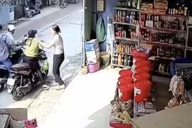 Video: 2 vụ cướp giật liên tiếp trong một con hẻm ở TP.HCM