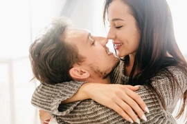 Vì sao đàn ông thích nhìn mặt bạn trong lúc ‘yêu’