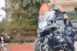 Phì cười cảnh xế cà tàng lao đổ BMW GS