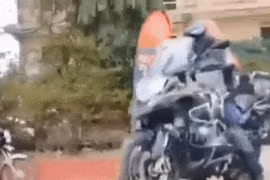 Phì cười cảnh xế cà tàng lao đổ BMW GS