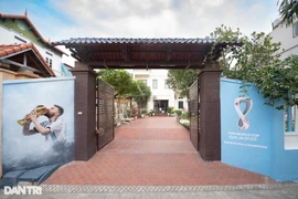 Thầy giáo chi tiền vẽ hình Messi nâng cúp trước cổng nhà