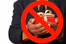 “7 món đồ không nên tặng, tặng rồi tiền mất tật mang“