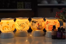 Thời tiết nồm ẩm "vắt ra nước", loại đèn giá rẻ thành hàng hot