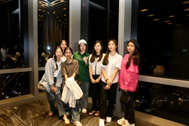Sinh viên nhận học bổng Nâng bước thủ khoa check-in tòa nhà cao nhất Việt Nam