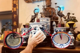 Lau dọn ban thờ, nên dùng tro hay cát để cho vào bát hương?